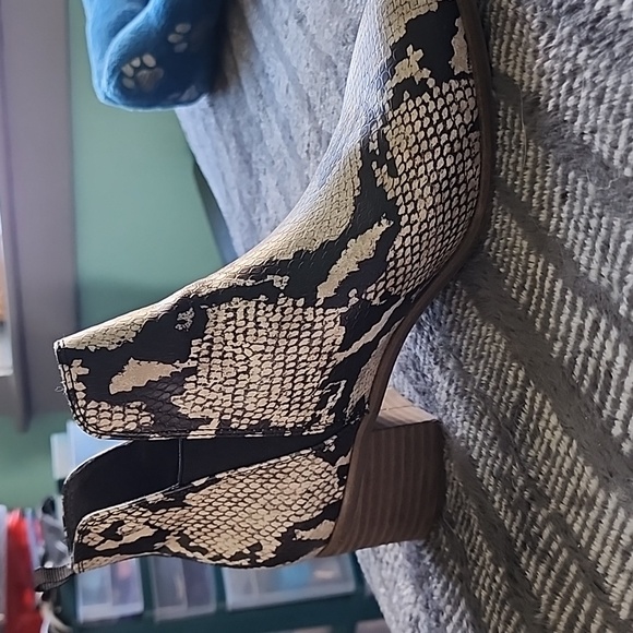 Dr. Scholls snake skin boots, sz 9 - Picture 4 of 4